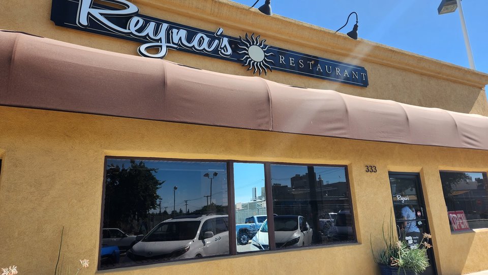 Front view of Reyna's Restaurant in Lemoore.